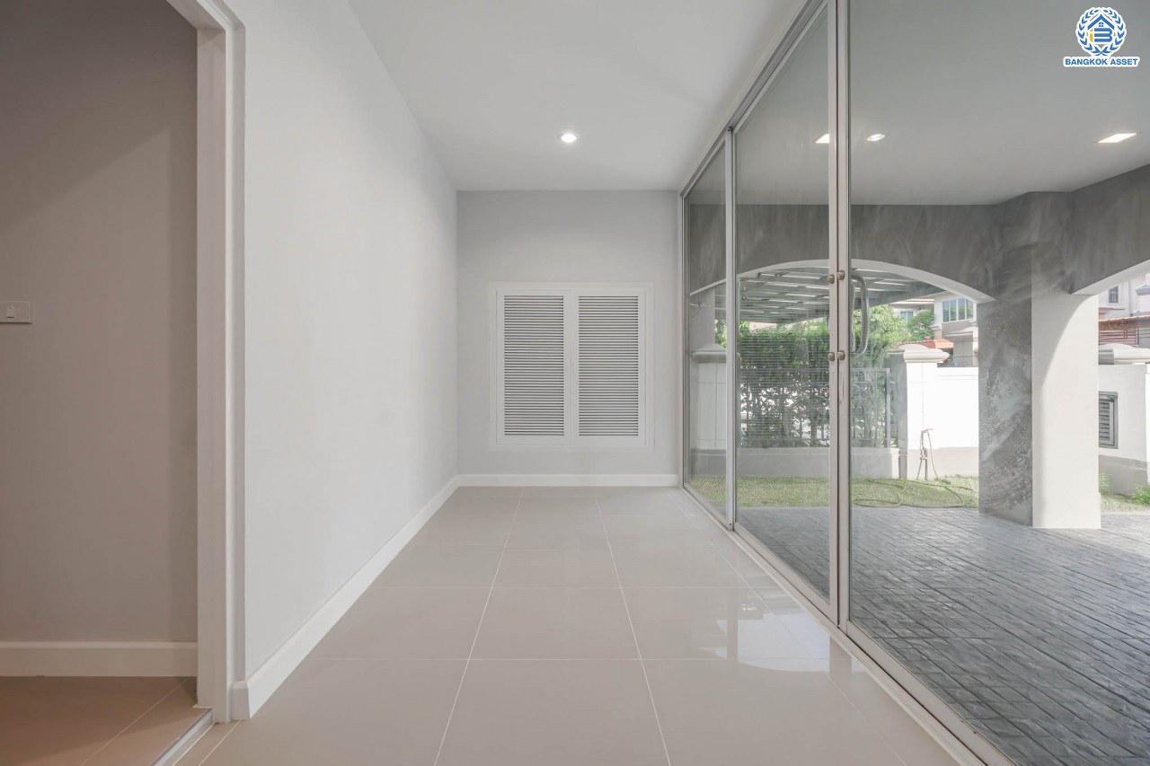 บ้านมือสองตกแต่งใหม่ ม.ภัสสร7 รัตนาธิเบศร์ พื้นที่กว้างกว่า 58.9 ตร.ว. รองรับทุกความสุข ฟังก์ชัน 3 ห้องนอน 3 ห้องน้ำ 2 ห้องอเนกประสงค์ จอดรถได้ 2 คัน บนทำเลเดินทางสะดวก ติดถนนใหญ่ ใกล้รถไฟฟ้า "สถานีบางพลู" เพียง 400 ม.